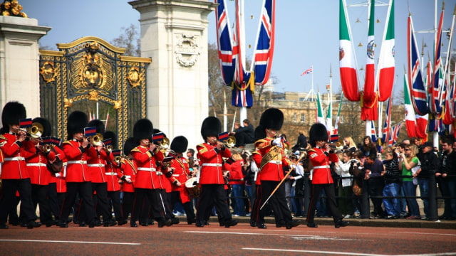 The Changing of the Guards merupakan upacara pergantian tentara penjaga di London  (Foto: Flickr/LASZLO ILYES)