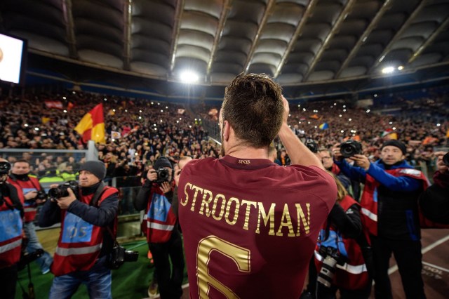 Kevin Strootman disapa suporter Roma. (Foto: Twitter: @ASRomaEN)