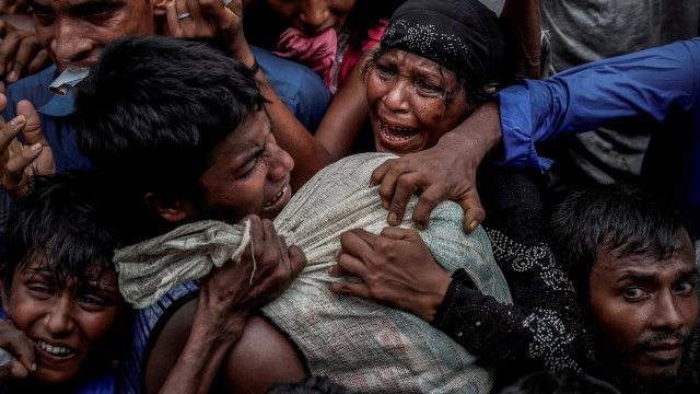 Pengungsi Rohingya berebut bantuan di sebuah kamp di Cox's Bazar, Bangladesh. (Foto: REUTERS/Cathal McNaughton/)