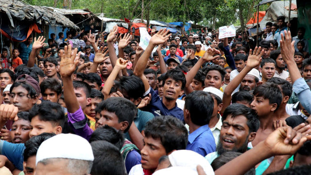 Pengungsi Rohingya berebut bantuan di sebuah kamp di Cox's Bazar, Bangladesh. Foto: REUTERS/Mohammad Ponir Hossain