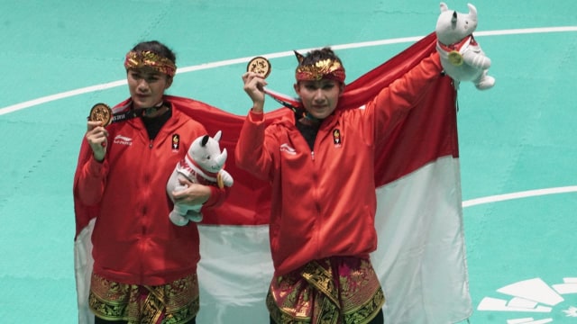 Atlet pencak silat ganda putri mendapatkan medali emas pada Asian Games 2018, Rabu (29/8/18). Foto: Aditia Noviansyah/kumparan