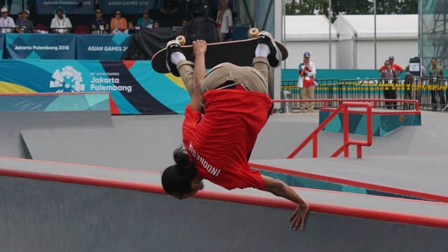 Atlet skateboard putra Indonesia, Pevi Permana Putra meraih medali perunggu pada laga final nomor taman putra dengan skor akhir 67.00 di Jakabaring Sport City,  Palembang,  Rabu (29/8). (Foto: Fanny Kusumawardhani/kumparan)