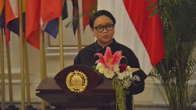 Menteri Luar Negeri RI, Retno Marsudi dalam acara penyerahan artefak seni budaya Indonesia di Gedung Kemenlu, Jakarta, Rabu (29/08/2018). (Foto: Nadia K Putri)