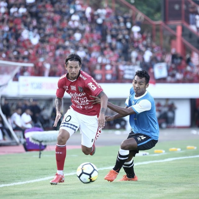 5 Pesepak Bola Indonesia yang Pernah Berlaga di Kompetisi Eropa (1)