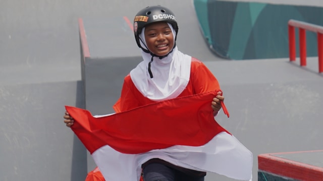 Atlet skateboard putri Indonesia,  Nyimas Bunga Cinta meraih medali perunggu pada laga final nomor jalan putri dengan skor akhir 19.8 di Jakabaring Sport City,  Palembang,  Sumatera Selatan, Rabu (29/8). Foto: Fanny Kusumawardhani/kumparan