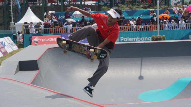 Atlet skateboard putra Indonesia,  Sanggoe Darma Tanjung pada laga final di Jakabaring Sport City, Palembang, Rabu (29/8). (Foto: Fanny Kusumawardhani/kumparan)