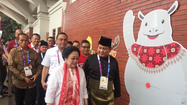 Prabowo menjemput kedatangan Megawati saat menyaksikan final pertandingan pencak silat di Asian Games 2018. Foto: Paulina Herasmaranindar/kumparan