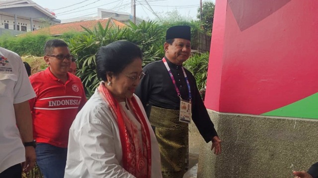 Prabowo menjemput kedatangan Megawati saat menyaksikan final pertandingan pencak silat di Asian Games 2018. (Foto: Paulina Herasmaranindar/kumparan)