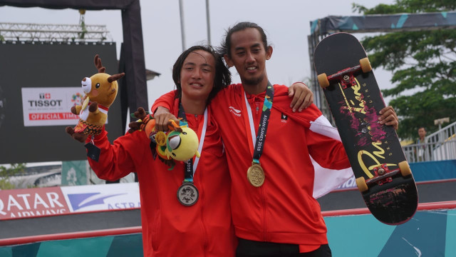 Jason Dennis Lijnzaat (kiri) meraih medali perak dan Pevi Permana Putra (kanan) meraih medali perunggu pada cabang olahraga skateboard nomor taman putra. (Foto: Fanny Kusumawardhani/kumparan)