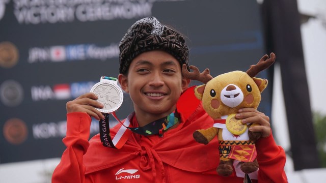 Sanggoe Darma Tanjung meraih medali perak pada cabang olahraga skateboard nomor jalan putra. (Foto: Fanny Kusumawardhani/kumparan)