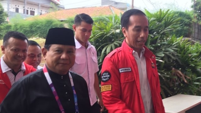 Prabowo menyambut kehadiran Presiden Joko Widodo dalam Final Pencak Silat (Foto: Paulina/kumparan)