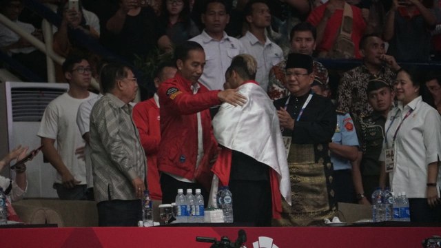 Momen Jokowi dan Prabowo berpelukan dengan atlet Pencak Silat di Asian Games 2018 (Foto: Aditia Noviansyah/kumparan)