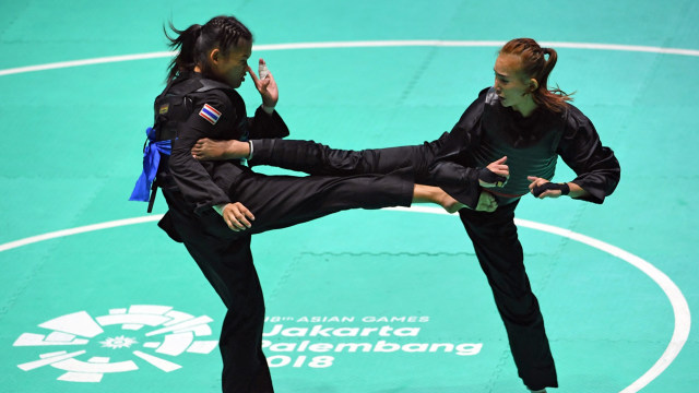 Pesilat putri Indonesia, Wewey Wita (kanan), di ajang Asian Games 2018. (Foto: Antara/Melvinas Priananda)