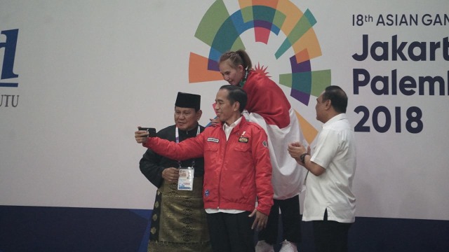 Jokowi, Prabowo, dan peraih medali emas Wewey Wita (tengah) vlog bersama di Asian games 2018, Rabu (29/8/18). (Foto: Aditia Noviansyah/kumparan )