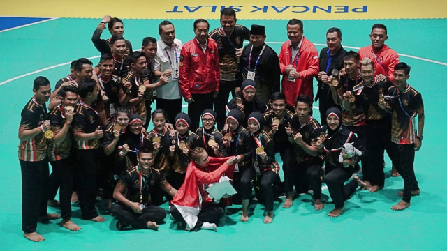 Jokowi dan Prabowo berfoto bersama dengan atlet pencak silat Indonesia. (Foto: Aditia Noviansyah/kumparan)