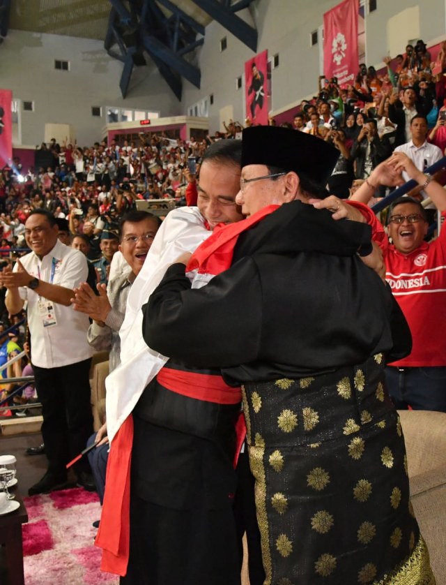 Jokowi dan Prabowo berpelukan dengan peraih emas dalam laga final pencak silat Asian Games 2018, Rabu (29/8/18). (Foto: Biro Pers Setpres)