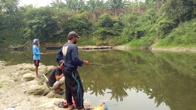 Warga memancing di Sungai Cileungsi, Kampung Bojong, Cicadas, Gunung Putri, Bogor. (Foto: Maulana Ramadhan/kumparan)