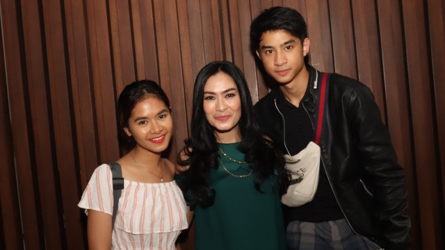 Iis Dahlia dan kedua anaknya