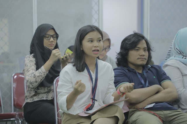 Wartawan kumparan, Astrid Rahadiani Putri, bertanya di acara uji kompetensi wartawan (Foto: istimewa)