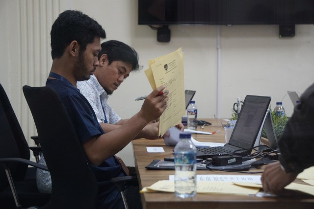 Dua wartawan kumparan, M. Iqbal (baju biru) dan Angga Sukmawijaya, menjalani ujian tertulis di perhelatan uji kompetensi wartawan (Foto: istimewa)