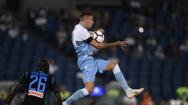 Milinkovic-Savic saat berhadapan dengan Napoli. (Foto: Filippo MONTEFORTE / AFP)