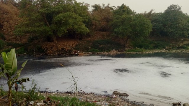 Kondisi Sungai Cileungsi yang berbatasan dengan Villa Nusa Indah 5, Bogor, berwarna hitam pekat dan berbau tidak sedap (29/08/2018) (Foto: Maulana Ramadhan/kumparan)