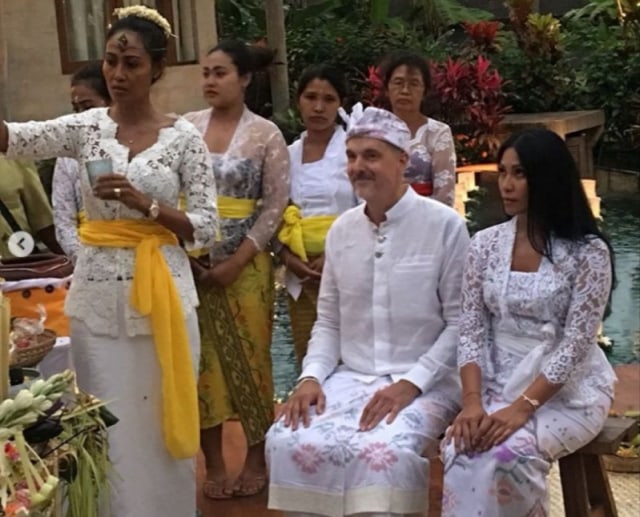Beredar Foto-Foto Upacara Adat Bali Pernikahan Ke-4 Anggun (3)