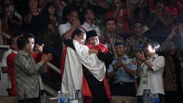 Momen Jokowi dan Prabowo berpelukan dengan atlet Pencak Silat di Asian Games 2018 (Foto: Aditia Noviansyah/kumparan)