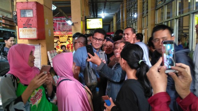 Calon Wakil Presiden 2019 Sandiaga Uno mengunjungi Pasar Beringharjo, Yogyakarta, Kamis (30/8/2018). (Foto: Arfiansyah Panji Purnandaru/kumparan)