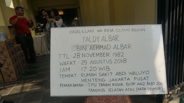 Suasana rumah duka meninggalnya Faldy Albar, putra ke-3 dari Achmad Albar di Cinere, Depok, Kamis (30/8). (Foto: Jamal Ramadhan/kumparan)