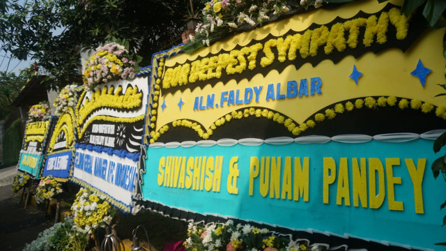 Karangan bunga di depan rumah duka meninggalnya Faldy Albar, putra ke-3 dari Achmad Albar di Cinere, Depok, Kamis (30/8). (Foto: Jamal Ramadhan/kumparan)