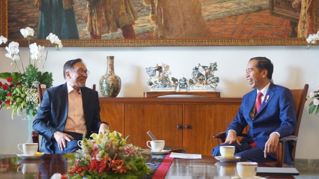 Presiden Joko Widodo menerima kedatangan Anwar Ibrahim di Istana Bogor, Kamis (30/8/2018). (Foto: Yudhistira Amran Saleh/kumparan)