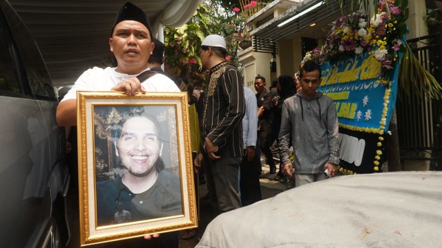 Pengantaran Jenazah Faldi Albar menuju ke pemakaman, Kamis (30/8/18). (Foto: Jamal Ramadhan/kumparan)