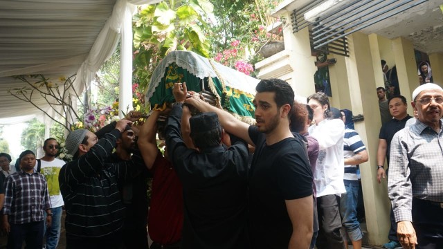 Fachri Albar mengantarkan Jenazah Faldi Albar menuju ke pemakaman, Kamis (30/8/18). (Foto: Jamal Ramadhan/kumparan)