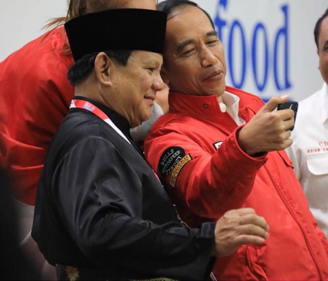 Beda Gaya Jokowi dan Prabowo Tanggapi Momen Pelukan Hanifan (1)