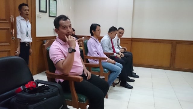 Erikar Lebang dan Nina Tamam di Ruang Sidang PA Jakarta Selatan (Foto: Regina Kunthi/kumparan)