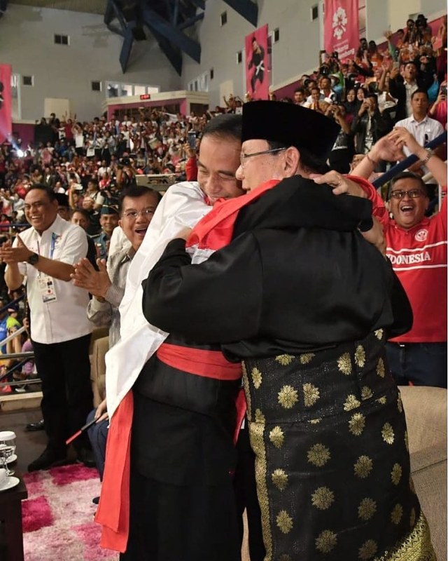 Beda Gaya Jokowi dan Prabowo Tanggapi Momen Pelukan Hanifan (2)