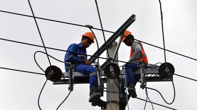Petugas mengerjakan pekerjaan jaringan listrik. Foto: ANTARA FOTO/Mohamad Hamzah