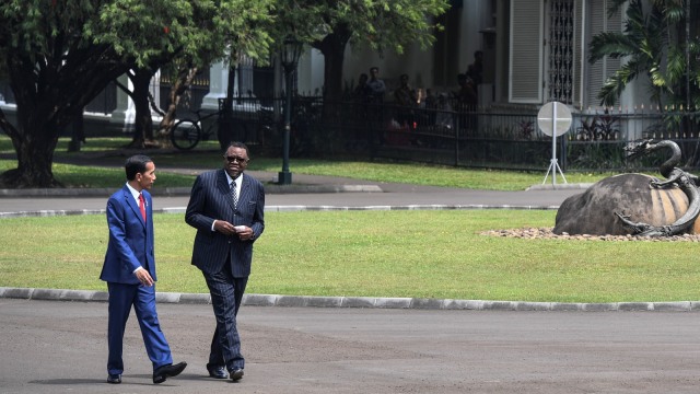 Presiden Joko Widodo (kiri) bersama Presiden Namibia Hage Gottfried Geingob (kanan) di Istana Kepresidenan Bogor, Jawa Barat, Kamis (30/8). (Foto: ANTARA FOTO/Hafidz Mubarak A)