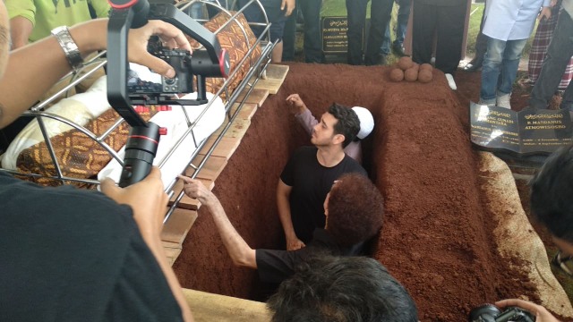 Jenazah putra bungsu Ahmad Albar dikebumikan di TPU Tanah Kusir, Kamis (30/8/18). (Foto: Alexander Vito/kumparan)