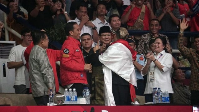 Pesilat yang Memeluk Jokowi dan Prabowo Persembahkan Emas untuk Orang Tua dan Tadjimalela