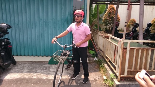 Erikar Lebang, Suami Nina Tamam Naik Sepeda ke PA Jakarta Selatan (Foto: Regina Kunthi/kumparan)