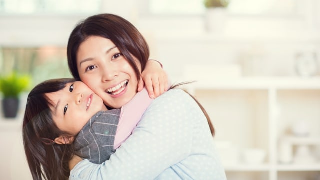 Ilustrasi ibu dan anak berpelukan. (Foto: Shutterstock)