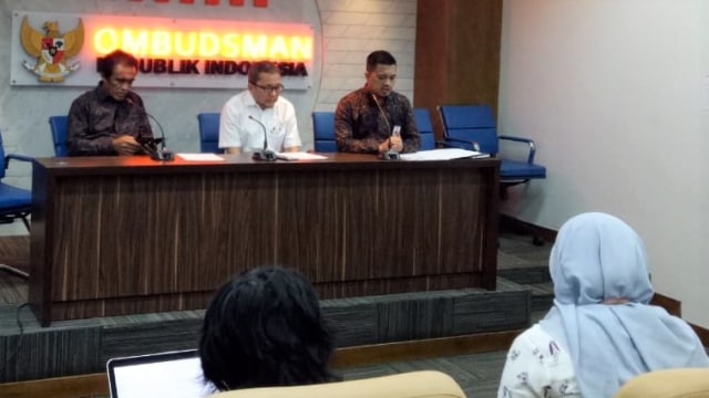 Anggota Ombudsman RI, Ahmad Alamsyah Saragih (tengah) dan Laode Ida (kiri) saat konfrensi press di Jakarta, Kamis (30/8/2018). (Foto:  Adhim Mugni Mubaroq/kumparan)