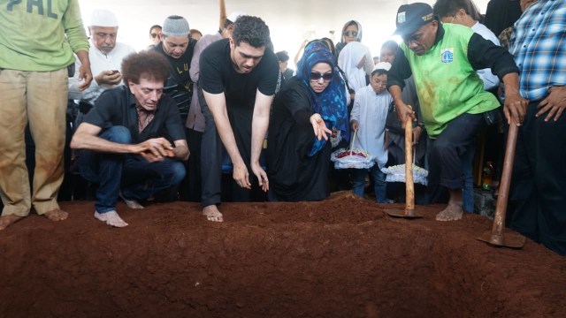 Proses pemakaman Fadli Albar, Kamis (30/8/18). (Foto: Jamal/kumparan)