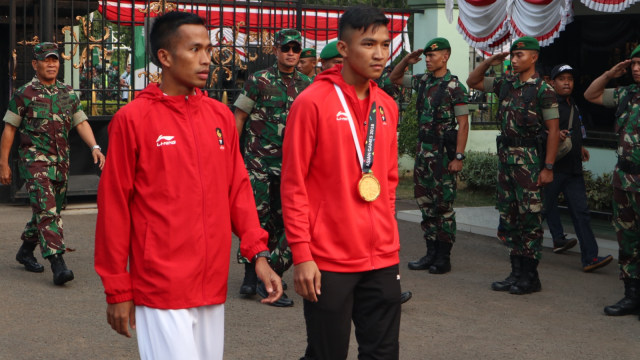 Foto Atlet Emas Karate Rifki (kanan), Kamis (30/8/18). (Foto: Phaksy Sukowati/kumparan)