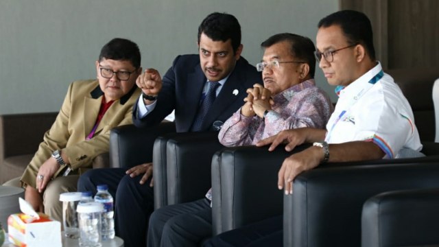 Wapres Jusuf Kalla (kanan kedua) didampingi Gubernur DKI Jakarta Anies Baswedan (kanan) menyaksikan pertandingan Pacuan Kuda Asian Games 2018 di Arena Pacuan Kuda Pulomas Jakarta , Kamis (30/8/2018) (Foto: Dok Setwapres)