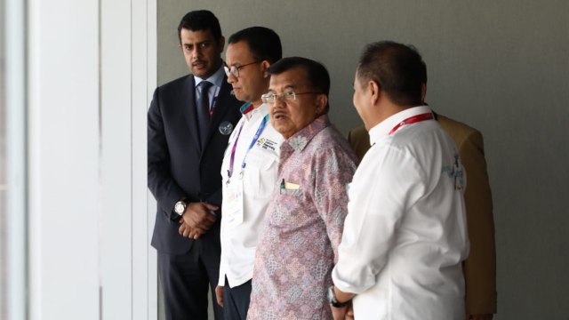 Wapres Jusuf Kalla (tengah) didampingi Gubernur DKI Jakarta Anies Baswedan (kiri) menyaksikan pertandingan Pacuan Kuda Asian Games 2018 di Arena Pacuan Kuda Pulomas Jakarta , Kamis (30/8/2018) (Foto: Dok Setwapres)