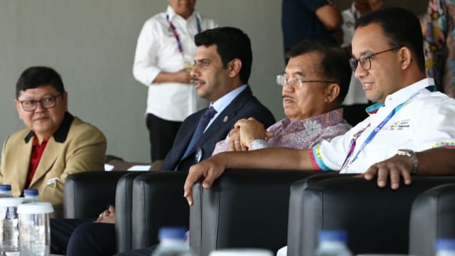 Wapres Jusuf Kalla (kanan kedua) didampingi Gubernur DKI Jakarta Anies Baswedan (kanan) menyaksikan pertandingan Pacuan Kuda Asian Games 2018 di Arena Pacuan Kuda Pulomas Jakarta , Kamis (30/8/2018) (Foto: Dok Setwapres)