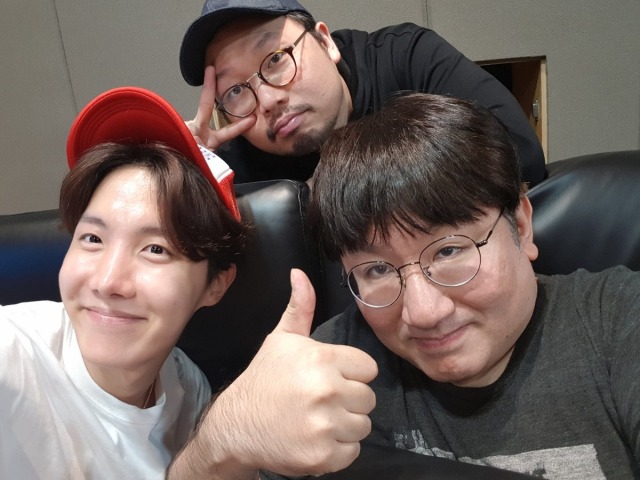 Bang Shi Hyuk (kanan) dengan J-Hope BTS (kiri) dan produser Big Hit, Pdogg. (Foto: Twitter/@hitmanb)